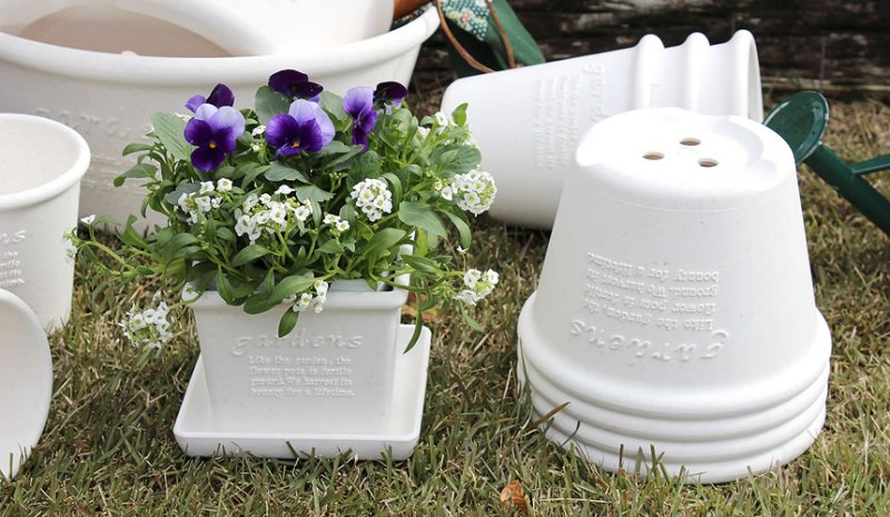 vaso quadrato hachiman bianco con superficie naturale per arredare casa e balcone